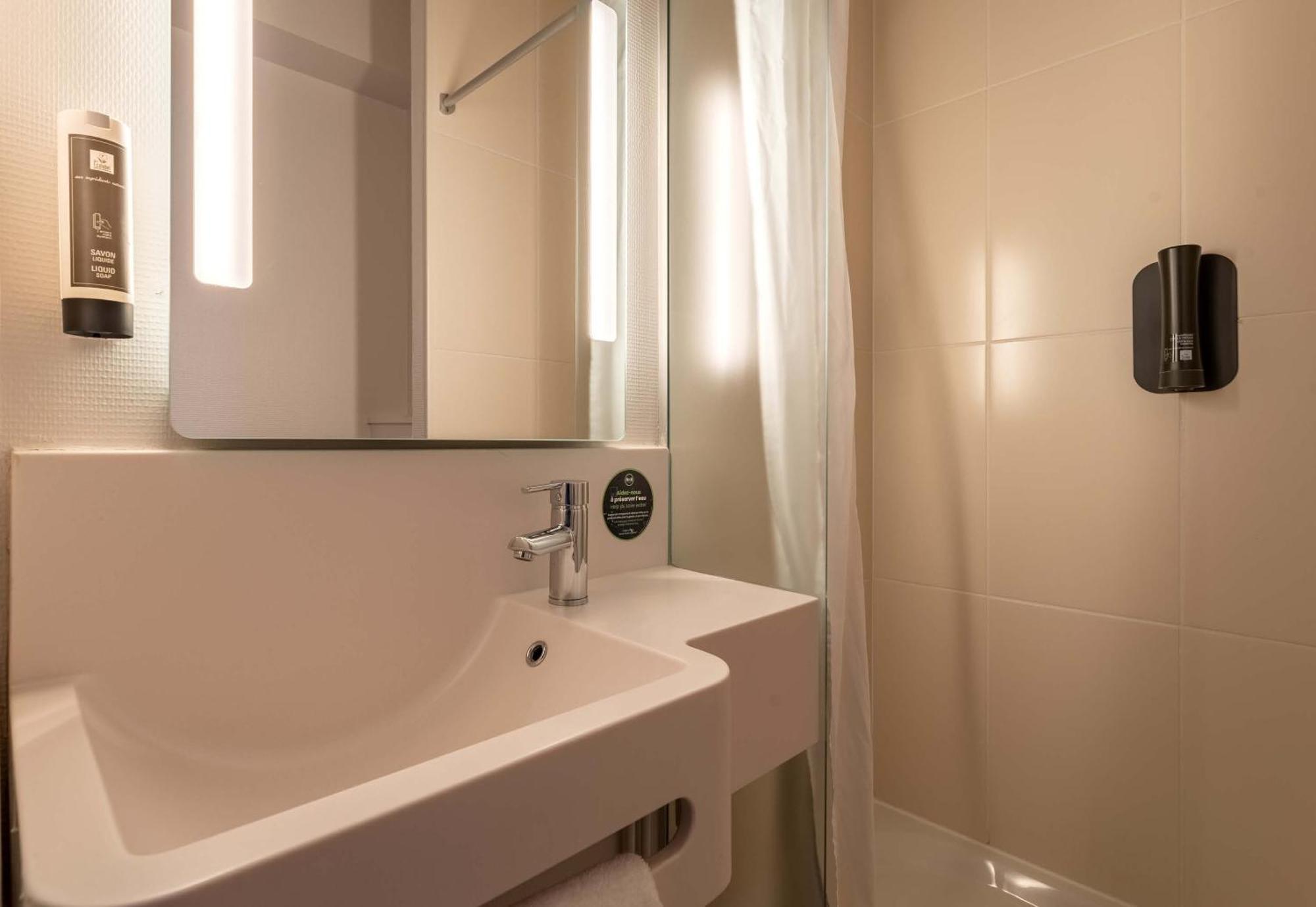 B&B Hotel เอเวรอ ภายนอก รูปภาพ